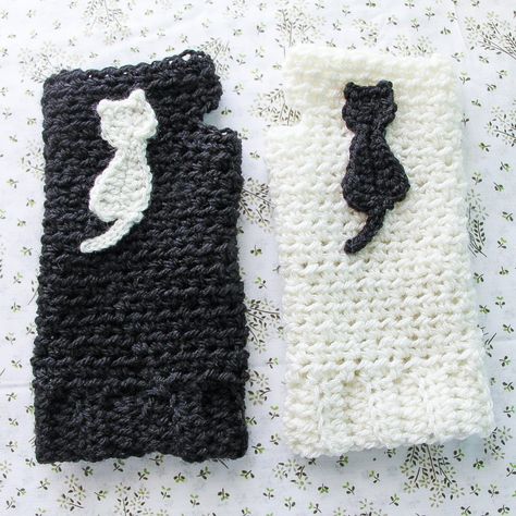 Black And White Crochet Pattern, Black And White Crochet Ideas, Crochet Hand Warmers Free Pattern, Hand Warmer Crochet, Hand Warmers Crochet, Crochet Black And White, Crochet Arm Warmers, Fingerless Gloves Crochet, Crochet Hand Warmers