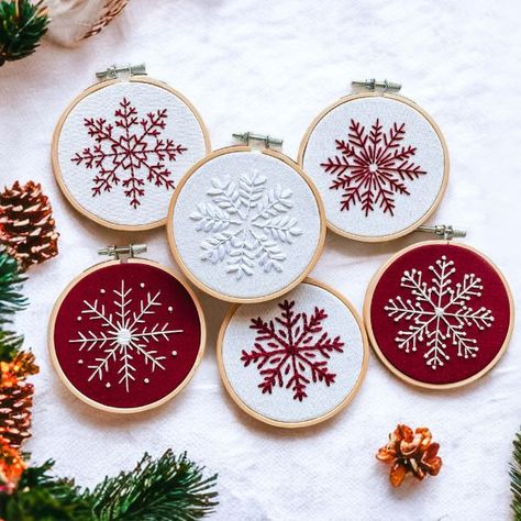 The cutest Christmas embroidery designs for your holiday stitching. Thread your needle and stitch your way through the winter season. Noel Cross Stitch Pattern, Embroidery Circle Designs, Christmas Embroidery Simple, Christmas Embroidery Patterns Free, Snowflake Embroidery Pattern, Free Christmas Embroidery Patterns, Snowflakes Embroidery Pattern, Christmas Embroidery Ideas, Embroidery Christmas Ornaments