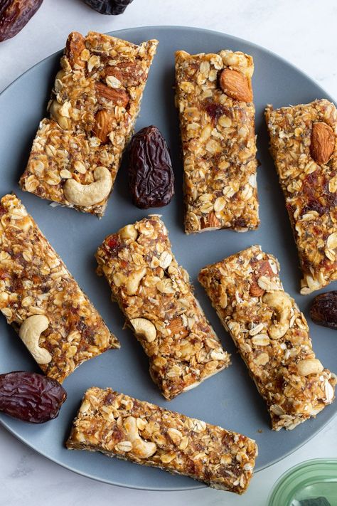 Date Granola Bars, Granola Bar Recipe Chewy, Dates Recipes, Vegan Granola Bars, Protein Granola Bars, Granola Bars Recipe, No Bake Granola Bars, Vegan Granola, Healthy Granola Bars