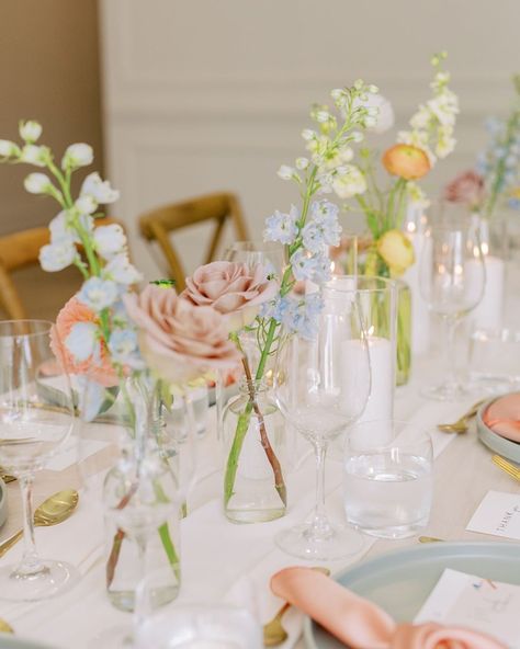 Wedding Tablescapes Simple, Bud Vase Tablescape Wedding, Affordable Centerpieces, Wedding Flowers Centerpieces, Bud Vases Wedding, Bud Vase Centerpiece, Pastel Wedding Flowers, 2025 Wedding, Wedding Table Flowers