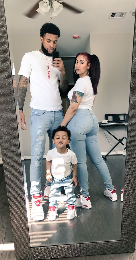 Despite what happen btw them they were a great lil family.(they embrace each other’s goofy) Mommy Daughter Outfits, Couple Matching Outfits, Mommy And Son, Matching Clothes, Cute Couple Outfits, Foto Baby, Matching Couple Outfits, Family Fashion, Couple Matching