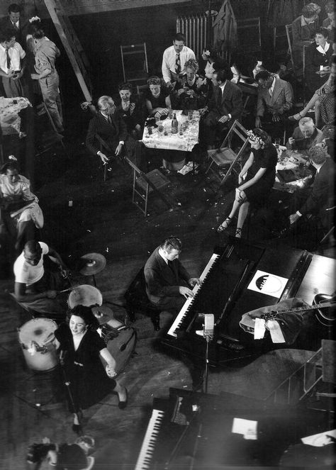 Lee Wiley with Cozy Cole on drums and Jess Stacy on piano at a jam session in Gjon Mill’s New York studio, 1943. Gjon Mili, Music Jam, Jazz Bar, Jam Session, Duke Ellington, New York Studio, Jazz Piano, Billie Holiday, Jazz Club