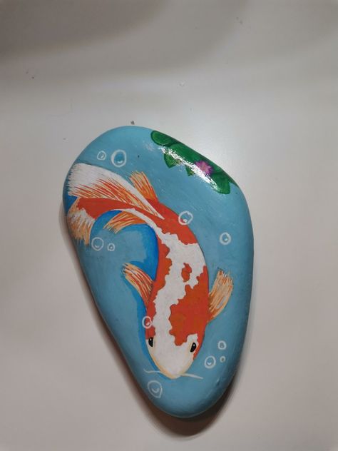 Koi Rock Painting, Koi Fish Painted Rock, Koi Fish Rock Painting, Fish Painted Rocks Ideas, Painted Fish Rocks, Painted Rock Fish, Rock Painting Flowers, Drawing Rocks, Fish Rocks