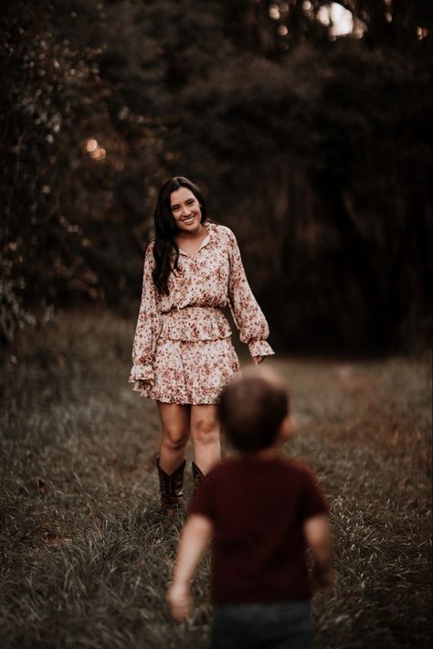 Fall Family Pictures Mom And Kids, Mother Son Shoot Ideas, Family Photoshoot Mom And Sons, Mommy And Me Photo Shoot With Son, Mommy And Me Photo Shoot Mother Son, Fall Forest Family Pictures, Fall Photoshoot Ideas Mom And Son, Mother Son Picture Poses, Photography Poses Mom And Son