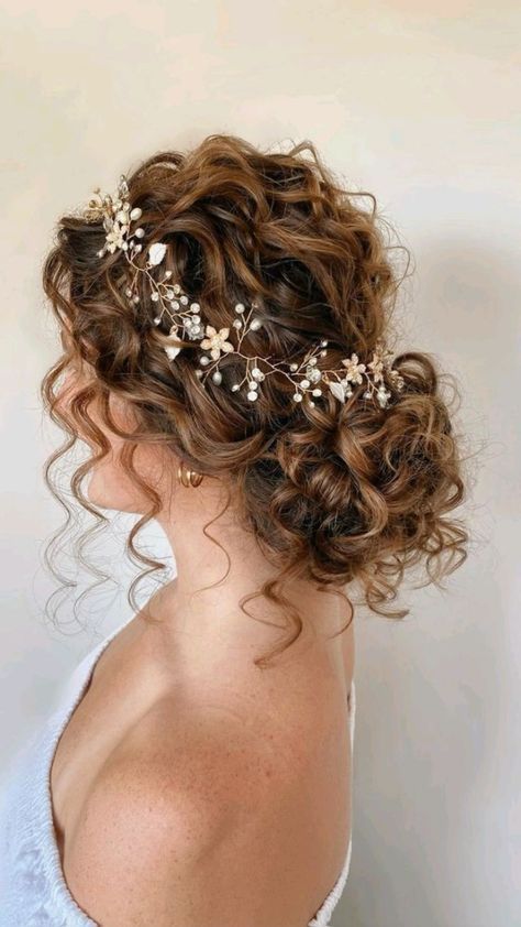 Curly Asian Hair, Curly Bridal Hair, Bridesmaid Hair Inspo, Wedding Hair Up, Quince Hairstyles With Crown, Curly Wedding Hair, Bridal Hair Updo, Quince Hairstyles, Styl Boho