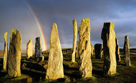 The Callanish Stones, near the village of Callanish on the Scottish Isle of Lewis in the Outer Hebrides, provided the focal point for Bronze Age rituals. A circle of 13 stones surround a seven-ton monolith in the center Megalithic Monuments, Isle Of Lewis, Sun Worship, Sacred Sites, Standing Stones, Floating City, Mystical Places, Spiritual Retreat, Standing Stone