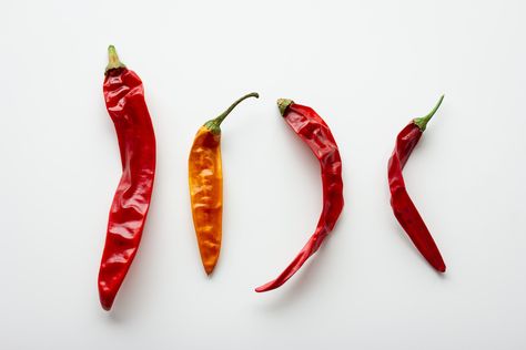 how to dry chillies Chili Pepper Plant, Types Of Peppers, Green Chili Peppers, Dried Chillies, Red Chili Peppers, Indian Government, Pepper Plants, Chili Paste, Food Additives