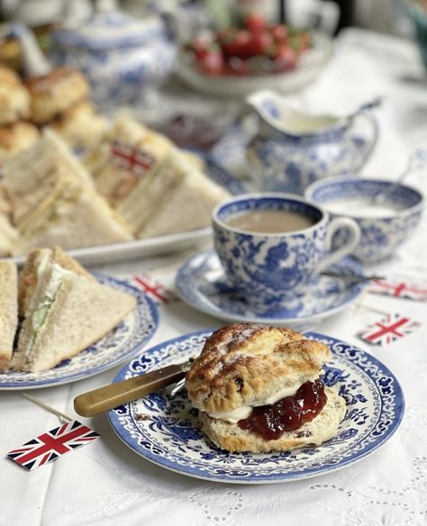 English Larder, Coronation Recipes, English Scone, British Core, Royal Food, Vintage Breakfast, Royal Recipe, Fruit Scones, Homemade Scones