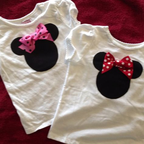 My DIY Mickey shirts for McKinley's first visit to WDW. No sewing required! Get Mickey template, trace it onto black material, use heat bond  to attach it to a t-shirt. Pin the bow and you have a cute, inexpensive shirt in no time flat! Disney Shirts For Men, Mickey Shirt, Princess Diy, Diy Disney Shirts, Womens Disney Shirts, Shirts For Teens, Diy For Teens, Disney Shirt, Disneyland Trip