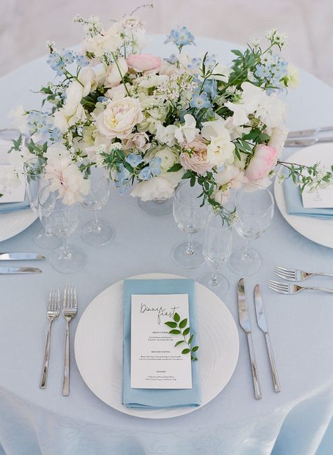 Creative Floral Arrangements, Baby Blue Weddings, Blue Wedding Decorations, Moon Flowers, Tafel Decor, Light Blue Wedding, Blue Themed Wedding, Flowers Ideas, Dusty Blue Weddings