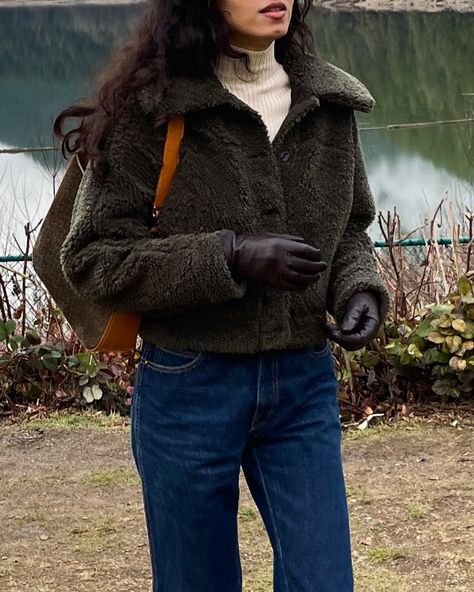 Style Inspo, Teddy jacket, shearling jacket, 90s jeans, vintage jeans, 90s style, leather gloves, Celine bag, vintage Celine, timberlands boots, winter fashion, winter outfit, winter boots, winter style, winter picnic 90s Winter Outfits Vintage, Winter 90s Outfits, Winter Outfits 90s, 90s Winter Outfits, Winter Gloves Outfit, 90s Winter Fashion, Teddy Jacket Outfit, Timberlands Boots, Vintage Winter Outfits