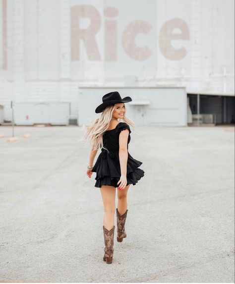 Western Outfit Ideas For Senior Pictures, Senior Pictures Outfits Spring Dress, Senior Causal Outfits, Western Dance Outfit Dresses, Fun Senior Picture Outfits, Cute Country Photoshoot, Cowboy Boots Senior Pictures, Senior Picture Ideas Western Outfits, Senior Pictures Cowgirl Boots