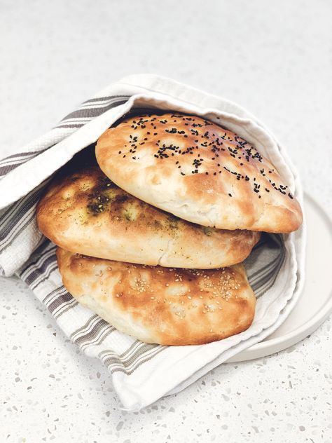 Lebanese talami bread could be described as a Middle Eastern foccacia. It's perfect paired with soup, or dipped in olive oil and za'atar. Talami Bread, Bread Breakfast Ideas, Lebanese Bread, Middle Eastern Bread, Vegan Garlic Bread, Bread Breakfast, Za Atar, Vegan Bread, Lebanese Recipes