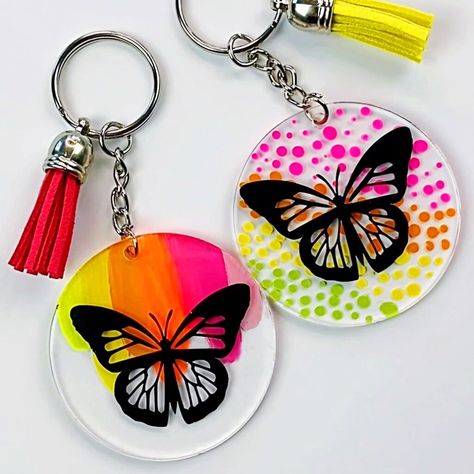 Easy Cricut Joy Keychain Project • Color Made Happy Keychains Cricut, Cricut Joy Projects, How To Make Keychains, Key Chain Diy, Keychain Ideas, Idee Cricut, Keychain Craft, Painted Pots Diy, Acrylic Keychains