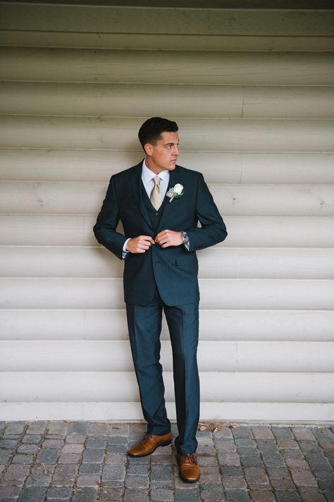 Navy Suit. Wedding suit. Cognac Shoes. Taupe tie. #michiganwedding #meliabellephotography Wedding Outfits Men, Groom Suit Navy, Dark Navy Suit, Outfit Trousers, Navy Groomsmen, Cognac Shoes, Navy Groom, Blue Tux, Navy Suit Wedding