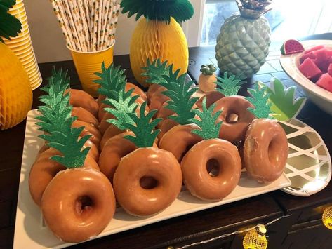 Bahama Theme Party, Luau Party Gift Bag Ideas, Tropical Theme Snacks, Fall Luau Party, Aloha Summer Party Ideas, Surf And Turf Party Ideas, Hawian Food Party Ideas, Gender Reveal Hawaiian Theme, Hawaiian Theme Snacks