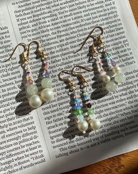 Cute Homemade Earrings, Homemade Earrings Beads, Diy Earring Inspiration, Earing Making Ideas Beads, Beaded Earrings Aesthetic, Homemade Earrings Ideas, Bead Earrings Diy, Simple Beaded Earrings, Diy Pearl Earrings