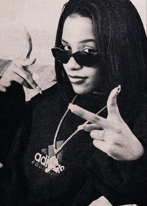 90s Aaliyah, 90s 2000s Aesthetic, Aaliyah Aesthetic, R&b Aesthetic, Aaliyah Pictures, Cute Couple Text Messages, Hip Hop 90s, Aaliyah Style, Aaliyah Haughton