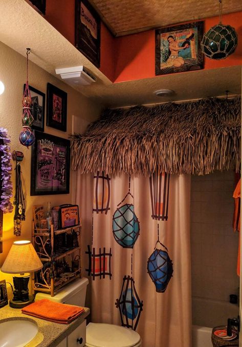 Tiki Room Bathroom, Tiki Bathroom Decor, Tiki Hut Decor, Tiki Bedroom Ideas, Tiki Bathroom Ideas, Tiki Home Decor, Tiki Bedroom, Hawaiian Bathroom, Tiki Bathroom