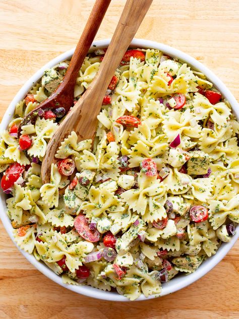 Creamy Basil Pasta Salad - Cook Fast, Eat Well Creamy Basil Pasta, Creamy Basil Dressing, Delicious Pasta Recipes, Basil Pasta Salad, Quick Summer Meals, Pool Food, Creamy Pasta Salad, Mediterranean Pasta Salad, Creamy Pasta Salads