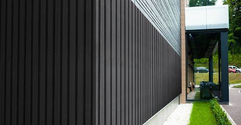 Slatted Wall, Wall Cladding Designs, Fibre Cement Cladding, Sheet Metal Roofing, Wooden Garden Table, Composite Cladding, Exterior Wall Cladding, Wall Cladding Panels, Timber Battens