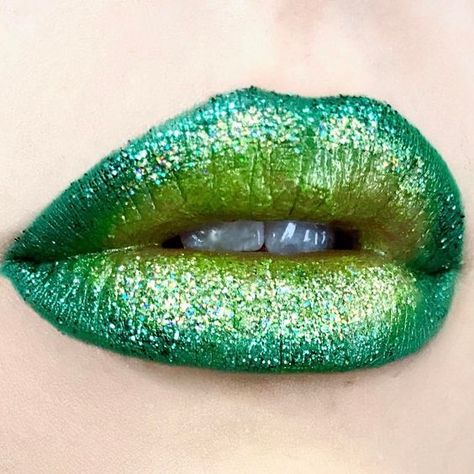 Green Lipstick, Green Lips, Lipstick For Fair Skin, Best Wedding Makeup, Lipstick Designs, Linda Hallberg, Royal Blood, Lips Makeup, Makeup Tricks