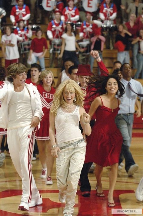 Gabriella High School Musical, High School Musical Costumes, 2000s Britney Spears, Hairstyle And Makeup, High School Musical Cast, High School Musical 2, High School Music, High School Musical 3, Old Disney Channel