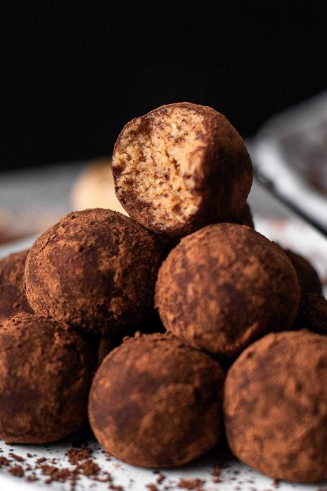 Tiramisu Balls - Eats Delightful Tiramisu Poppers, Tiramisu Balls Recipe, Tiramisu Balls, New Years Eve Desserts, Tiramisu Truffles, Tiramisu Cookies, Blueberry Cake Recipes, Interesting Recipes, Christmas Recipe