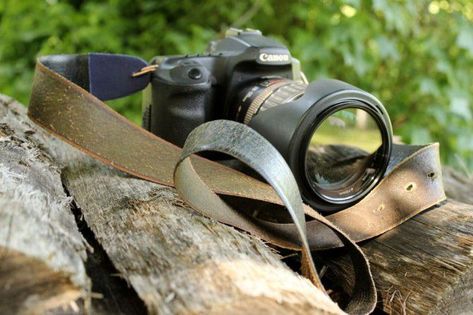 Build a cheap, durable leather belt camera strap - DIY Photography Leather Camera Strap Diy, Belt Crafts, Diy Leather Belt, Diy Camera Strap, Leather Belt Crafts, Old Tee Shirts, Photo Hacks, Leather Camera Strap, Vintage Leather Belts