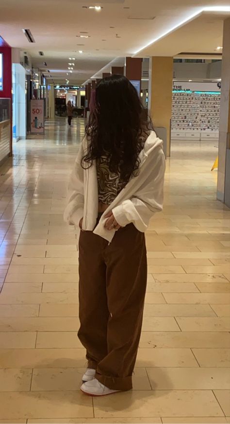 Brown And Creme Outfit, Purple Tracksuit Outfit, Dark Brown Sweatpants Outfits, Brown Track Pants Outfit, How To Style Brown Sweatpants, Brown Bottom Outfit, Baggy Brown Pants Outfit, Brown Sweat Pants Outfit, Brown Baggy Pants Outfit