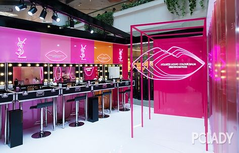 Beauty Pop Up, Sarah Hany, Makeup Booth, Makeup Studio Ideas, Makeup Bar, Event Booth Design, Pop Art Makeup, Luxury Plan, Green Cosmetics