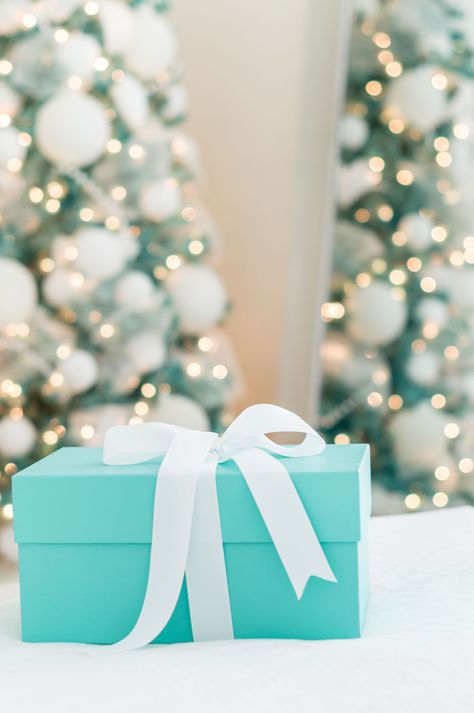 Using Tiffany Boxes in Christmas Decor Tiffany Blue Christmas Tree, Unique Christmas Tree Themes, Tiffany Blue Christmas, Unique Christmas Trees Themes, Tiffany Christmas, Original Christmas Tree, Aqua Christmas, White Christmas Tree Decorations, Turquoise Christmas