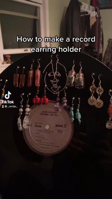 Home Made Jewelry Organizer, Record Necklace Holder, Diy Record Crafts, Spicy Room Decor, Vinyl Record Earring Holder, Vinyl Record Jewelry Holder, Vintage Room Diy Decor Ideas, Earring Diy Holder, Room Decor Jewelry