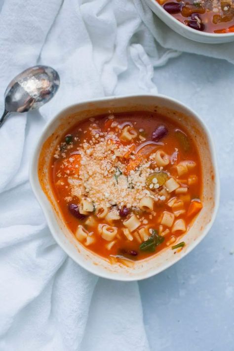 Fall is just around the corner which means it’s soup season! You won’t need to slave over this one all day though, this quick minestrone soup is packed with veggies and flavor and can be made quickly. This classic soup is hearty and satisfying. 30 Minute Soup Recipes, Easy Minestrone Soup, Easy Minestrone, Minestrone Soup Easy, Easy Dinner Desserts, Minestrone Soup Recipe, Fall Soup, Best Soup Recipes, Italian Soup