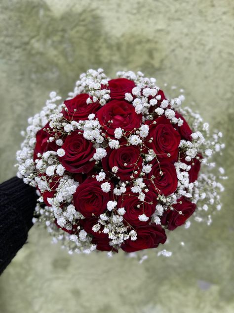 Red Bridesmaids Bouquets, Red Roses With White Flowers, Red Wedding Bouquet Ideas, Roses And Baby Breath, Wedding Rose Bouquet, Flower Banquet, Red Rose Bouquet Wedding, Dark Red Wedding, Small Bridal Bouquets