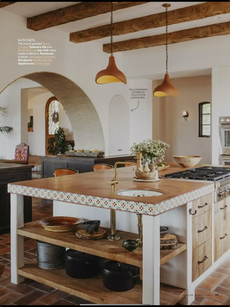 Kitchen With Beams, Mexican Inspired Kitchen, Earthy Homes, Hacienda Style Kitchen, Southwest Kitchen, Spanish Casa, Spanish Kitchen, Spanish Home Decor, Mexican Kitchen