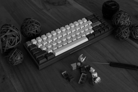 KBC/GH Photo Contest #1: Black and White Keyboard Photos | by T0mb3ry Black And White Mechanical Keyboard, Black Mechanical Keyboard, Black And White Keyboard, Best Pc Setup, Custom Keyboards, White Keyboard, Cheap Keyboards, Diy Mechanical Keyboard, 60% Keyboard