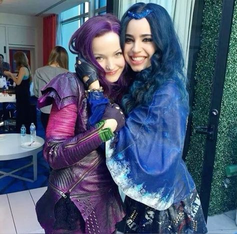 #dovecameron #sofiacarson #mal #malbertha #evie #eviegrimhilde #descendants Mal And Evie Descendants, Descendants Wicked World, Evie Descendants, Mal Descendants, Disney Descendants Movie, Mal And Evie, Disney Channel Descendants, Disney Descendants 3, Descendants Cast