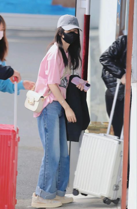 Idol Airport Fashion, Girl Airport, Blackpink Airport, Idols Outfits, Airport Outfits, Airport Fashion, Chinese Actress, Airport Style, Airport Outfit