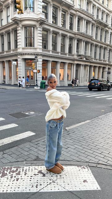 SIERRA RENA on Instagram: "yall know i love to keep it cozy, but with @ugg slides + sherpa 🧸 #UGGSeason #ad" Slipper Outfit, Outfit With Uggs, Slippers Outfit, Look Adidas, Estilo Indie, Skandinavian Fashion, Autumn Fits, Uggs Outfit, Cold Outfits