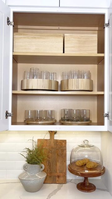 Glassware Organization Kitchen Cabinets, Glassware Cabinet Organization, Cups Organization Kitchen, Baking Dish Organization, Plate Organization Cabinets, Cup Cabinet Organization, Modern Kitchen Set, Building Kitchen, Cup Cabinet