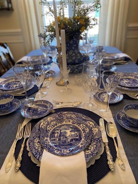 Thanksgiving Table Settings Blue, Table Settings Blue, Whispers Of The Heart, White Tablescape, Blue Table Settings, White Table Settings, Blue Tablecloth, Tafel Decor, Party Table Settings