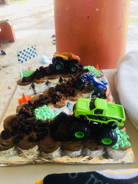 2nd birthday monster truck theme (pull apart cake) Monster Truck Cupcakes, Monster Truck Birthday Cake, Birthday Monster Truck, Truck Cupcakes, Truck Theme Birthday, Truck Birthday Cakes, Monster Truck Theme, Race Car Cakes, Monster Truck Cake