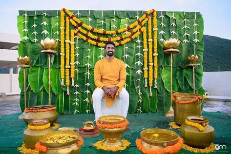 Traditional Banana Leaf Decor for haldi ceremony #mangalasnanamdecoration #mangalasnanam #mangalasnanaconcepts #mangalasnanam #weddingmangalasnanamcelebration #mangalasnanamdecoration #mangalasnanamvideos #mangalasnanamset #mangalasnanamsong #mangalasnanamdecorationitems #mangalasnanamforgroom #mangalasnanamforbride #mangalasnanamjewellery #mangalasnanampellikoduku #mangalasnanamforbridegrom #Haldi #haldidecor #haldidecorideas #haldidecorationideas #haldiceremony #haldidecoration #mehendidecor Haldi Decoration Ideas For Men, Nalugu Decoration Ideas At Home, Haladi Shastra Decoration Indian, Nalangu Decoration At Home, Nallungu Deco, Haladi Shastra Decoration, Mahendi Decoration At Home, Pasupu Function Decoration, Pellikoduku Stills