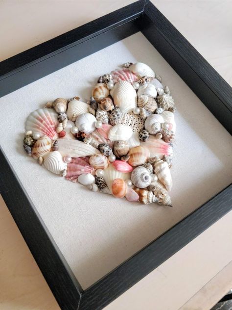 Diy Shells Decorations, Art Made From Shells, How To Display Sea Shells, Resin Seashell Crafts, Shell Art Projects, Art With Shells, Seashells Decor, Crafts For Home Decor, Shadowbox Art