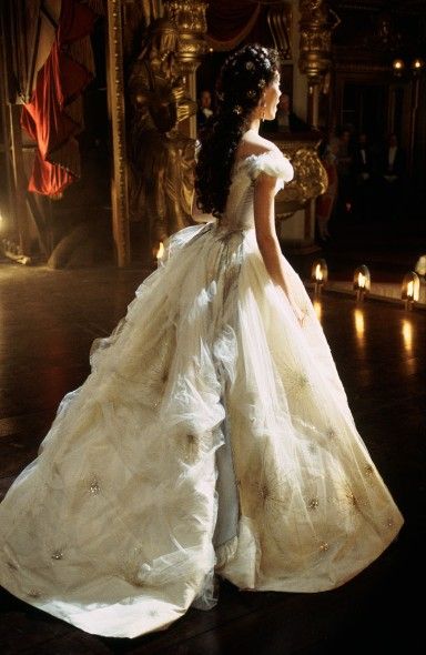 Foto do vestido de Christine no filme "O Fantasma da Ópera". #movie #phantomoftheopera Royal Core, Filmy Vintage, Christine Daae, Music Of The Night, Royal Aesthetic, Princess Aesthetic, Movie Costumes, The Opera, Phantom Of The Opera