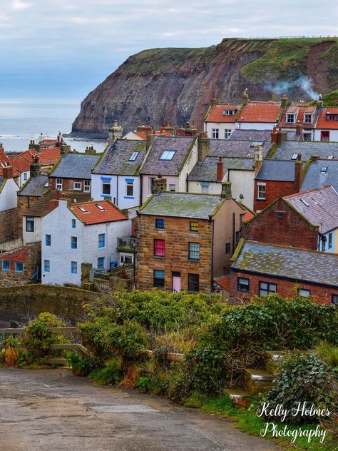 Seaside Town Art, Urban Sketching Reference Photos, British Seaside, Seascape Photography, Cottage Inspiration, Seaside Village, Mountain Paintings, Seaside Towns, Beach Painting