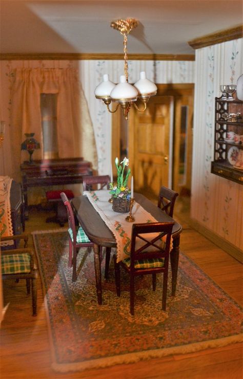 Embedded image Dollhouse Dining Room Ideas, Victorian Dollhouse Interior, Miniature Dining Room, Dollhouse Miniatures Rooms, Retro Rooms, Dollhouse Dining Room, Dining Room Victorian, Room Box Miniatures, Fairy Bedroom