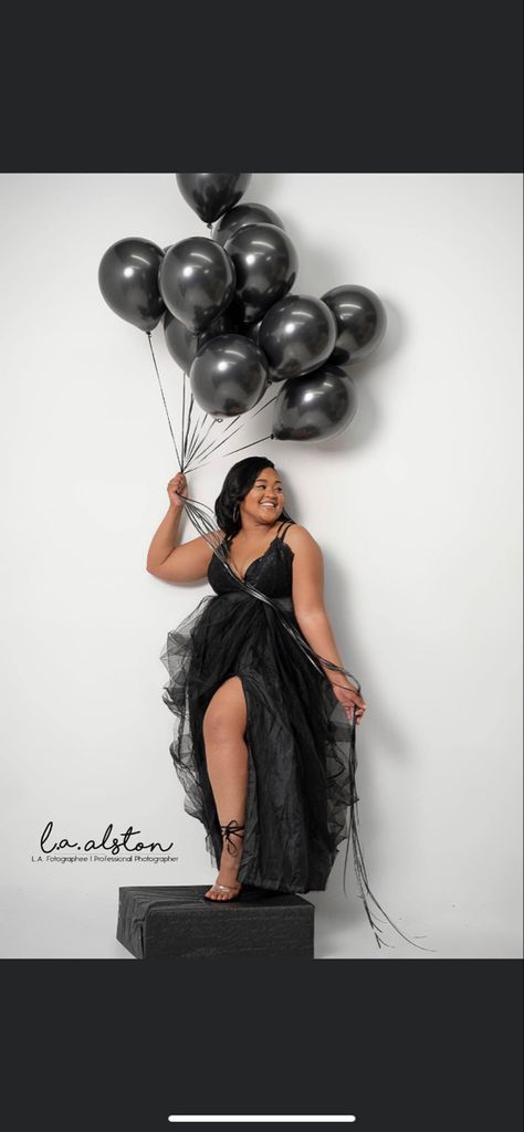 Photo Shoot Birthday Women, Birthday Shoots Ideas For Black Women, Black Dress 30th Birthday Photoshoot, 30th Birthday Ideas For Women Photoshoot Plus Size, Birthday Shoot Ideas For Women Black Plus Size, All Black Photoshoot, Plus Size Photo Shoot Ideas Birthday, Black Balloon Photoshoot Ideas, Birthday Photo Shoot Ideas For Women