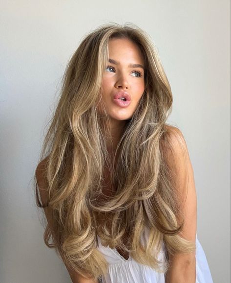 Summer Blonde Hair, Brown Hair Inspo, Perfect Blonde, Dirty Blonde Hair, Honey Blonde Hair, Dark Blonde Hair, Long Layered Haircuts, Blonde Hair Inspiration, Blonde Hair Looks